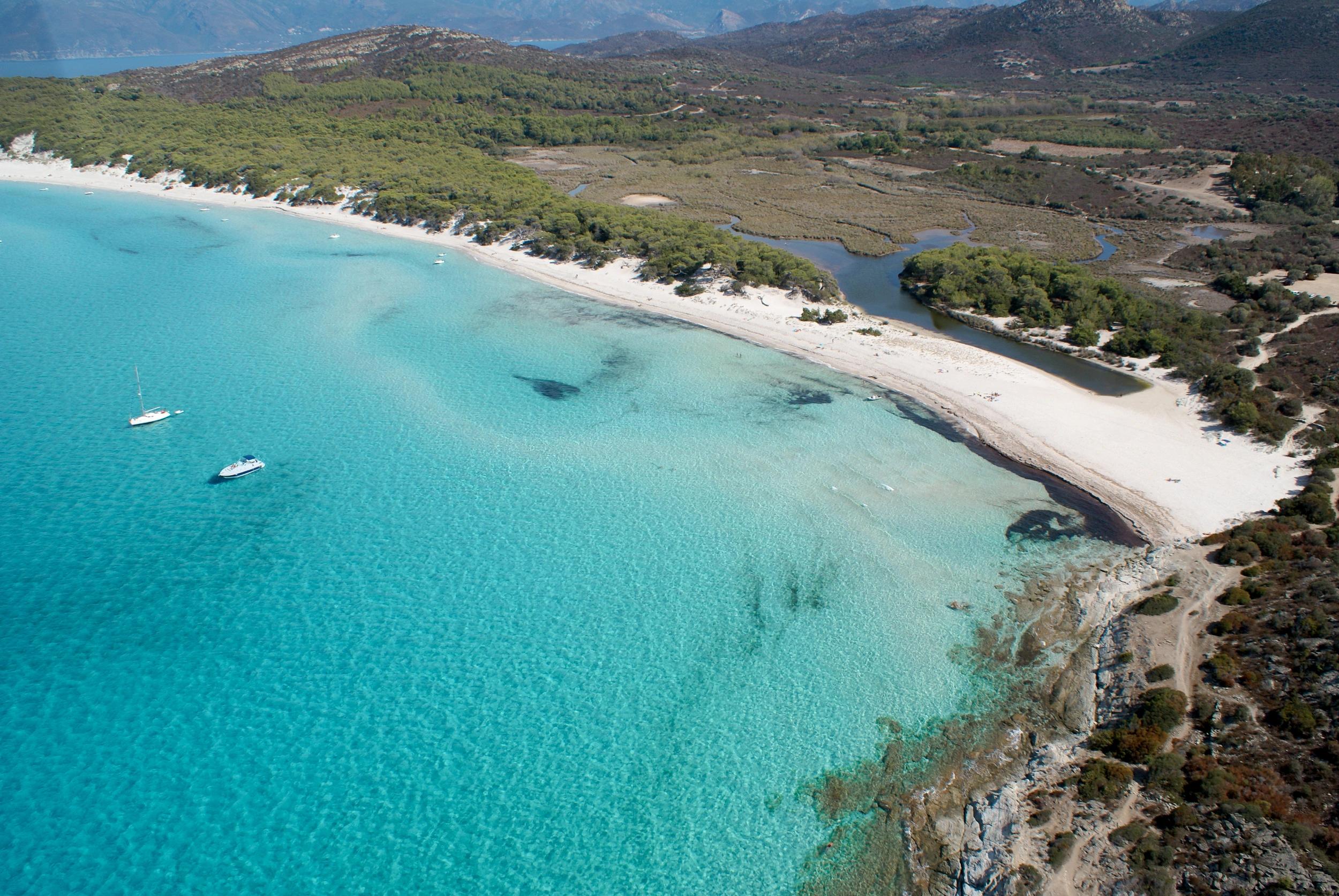 La plage près de l'hôtel pour groupe u nebbiu en Corse